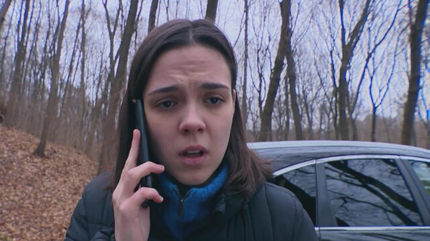 Luśkę budzi telefonem Cielecki i wkurzony przypomina jej, że rano miała dostarczyć ważne dokumenty. Dziewczyna, nie do końca trzeźwa po nocnej imprezie, wsiada do auta i jedzie do Sulejówka. Nagle huk - potrąca kogoś! Przerażona, nie ma odwagi sprawdzić, co się stało… Dzwoni do ojca - ten natychmiast przyjeżdża na miejsce wypadku. Widząc nieprzytomną ofiarę, Cielecki każe córce uciekać! Sam wzywa pogotowie i policję… 