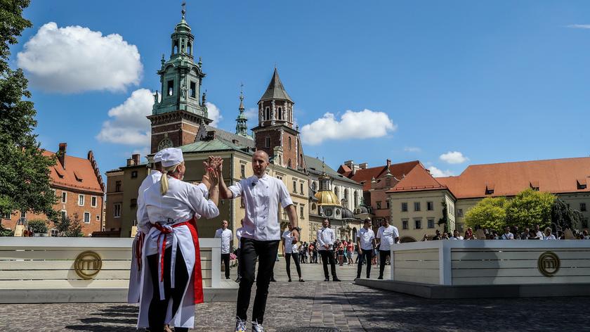 W tym odcinku kuchnia MasterChefa zagości w prawdziwie królewskich okolicznościach Zamku na Wawelu. Takiego pleneru jeszcze nie było! Uczestnicy przygotują ucztę dla dziesięciu najlepszych młodych szefów kuchni, wśród których znajdzie się zdobywca gwiazdki Michelin - Przemysław Klima.