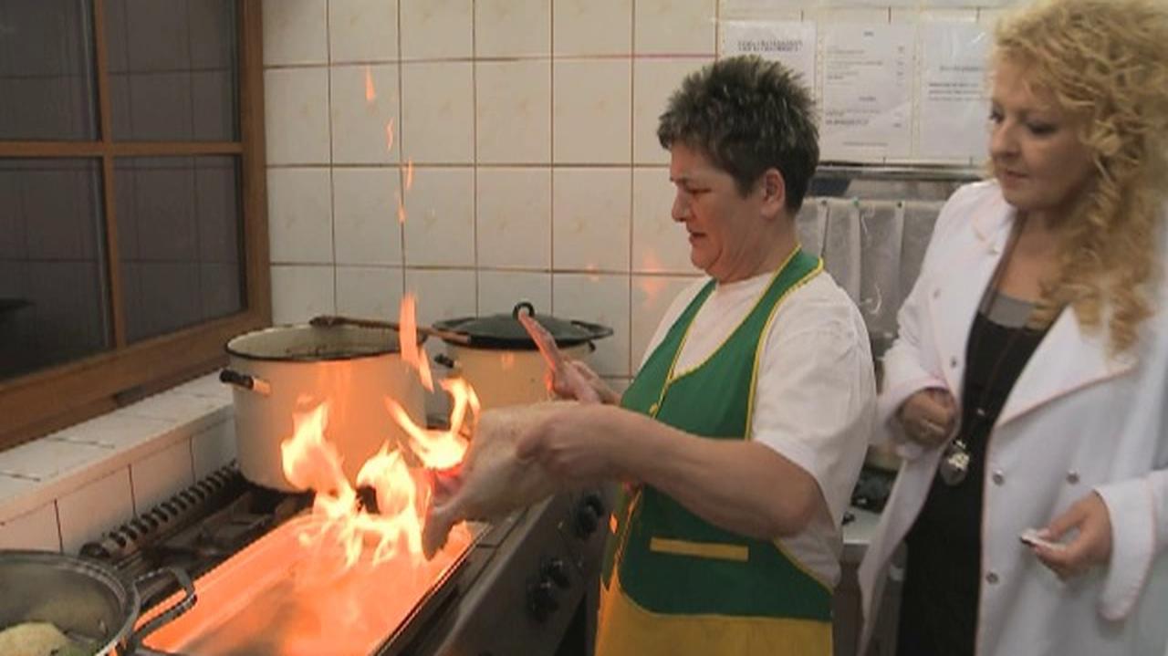 Tak naprawdę do pożaru PRAWIE doszło. Ale przy okazji Magda Gessler nauczyła szefa kuchni, jak należy opiekać gęś! Zobaczcie fragment odcinka.