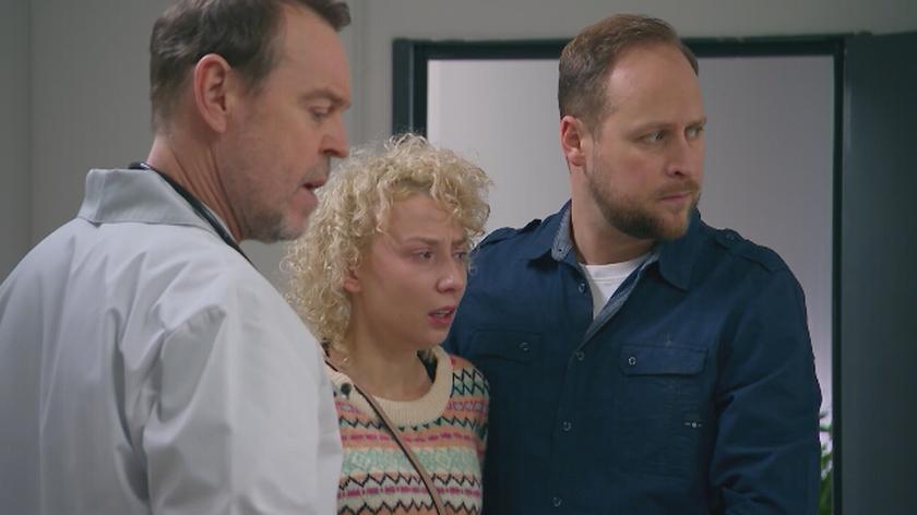 Lekarz, na podstawie wyników badań, stwierdza u synka Wójcików białaczkę – maluszek musi zostać w szpitalu na oddziale hematologii! Roztrzęsiona Beata dostaje gorączki i nie może być przy synku. Wieczorem zrozpaczeni Wójcikowie siedzą w domu nad pustym łóżeczkiem synka.