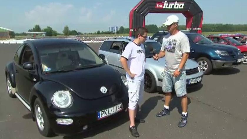 Na co dzień kierowca TIR-a, w programie za kierownicą samochodu, który ma opinię kobiecego... Przekonajcie się, co potrafi Jakub w swoim New Beetle'u!