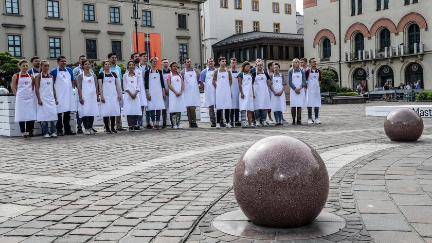 Najlepsi kucharze - amatorzy w walce o tytuł polskiego "Masterchefa" przenieśli się wraz z kuchnią na Plac Szczepański w Krakowie. Tam też odnaleźli skrzynki pełne produktów, z których mieli za zadanie ugotować danie, które oczaruje jurorów. Ci, którzy zachwycili Anię Starmach, Magdę Gessler i Michela Morana, dostanali wymarzony fartuch ze swoim imieniem. Najsłabsze ogniwa musiały pożegnać się z programem. Kto trafił na listę kandydatów na zwycięzcę siódmej edycji show?