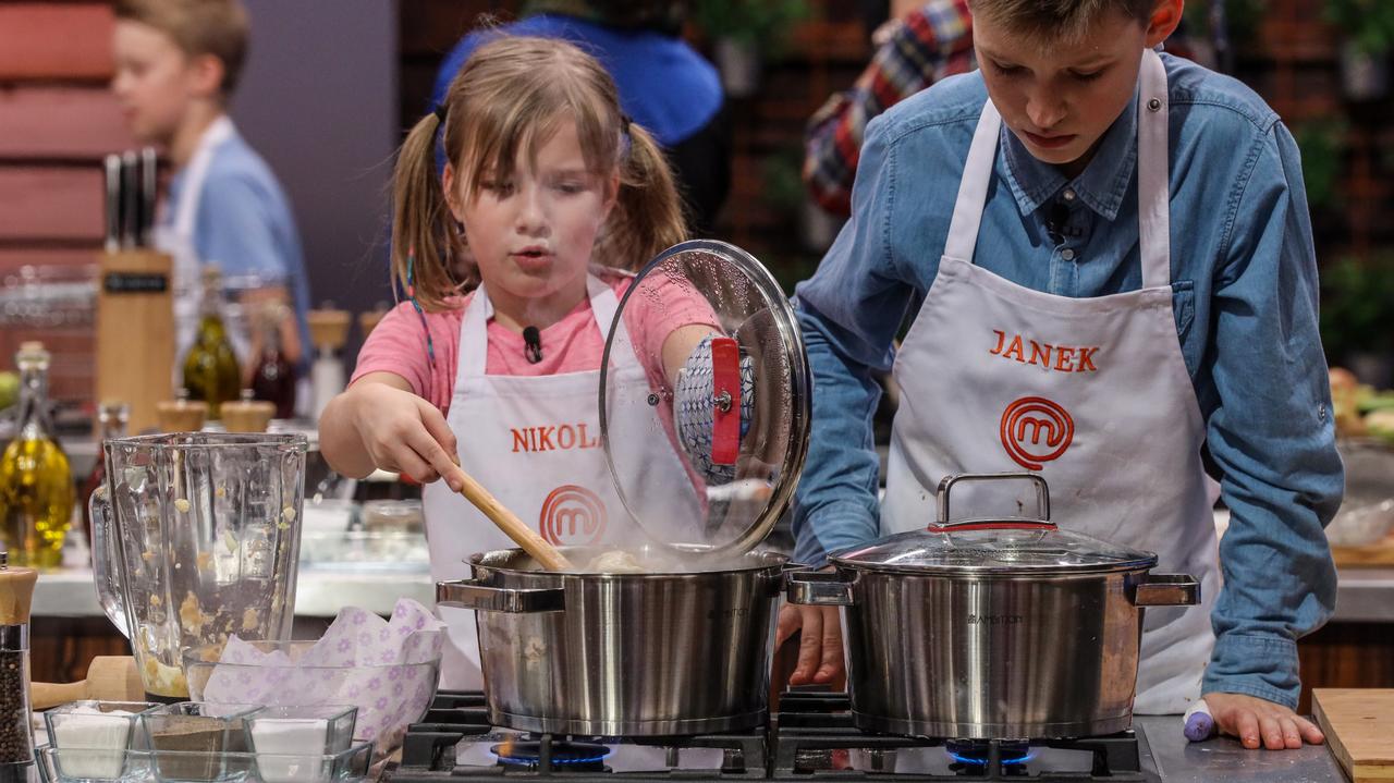 W tym roku aż 16 dzieci otrzymało fartuchy i możliwość walki o tytuł MasterChefa Juniora! Jak myślicie, kto pojawi się w finale?