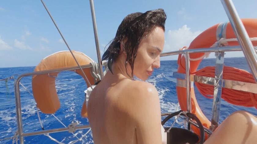 Przez Atlantyk: Maja myje się topless na pokładzie